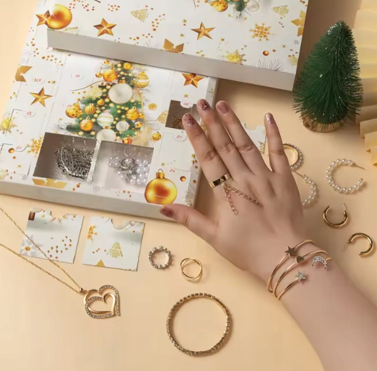 Kalėdinis papuošalų advento kalendorius „Merry Christmas“ – 24 dienų staigmenų rinkinys