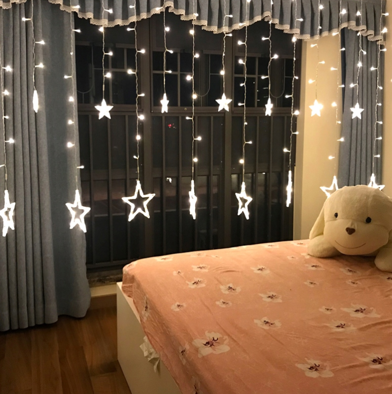 Kalėdinė LED šviesų užuolaida su žvaigždėmis – 120 LED, 4,2 m, šaltai balta šviesa