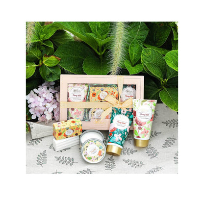 Body & Earth „Love“ dovanų rinkinys moterims – 4 dalių odos priežiūros ir aromaterapijos rinkinys su bijūnų kvapu