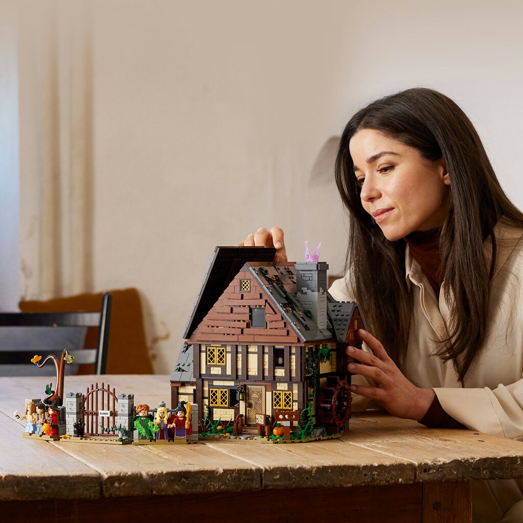 LEGO® Ideas „Disney“ Fokus Pokus“: Sandersonų seserų namas 21341