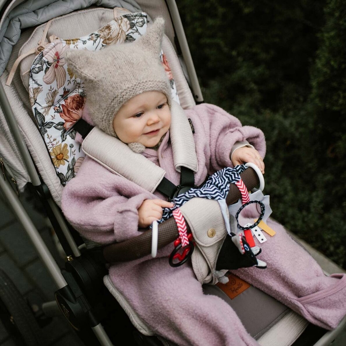 „BabyOno“ kontrastinis sensorinis vėžimėlio -autokėdutės žaislas