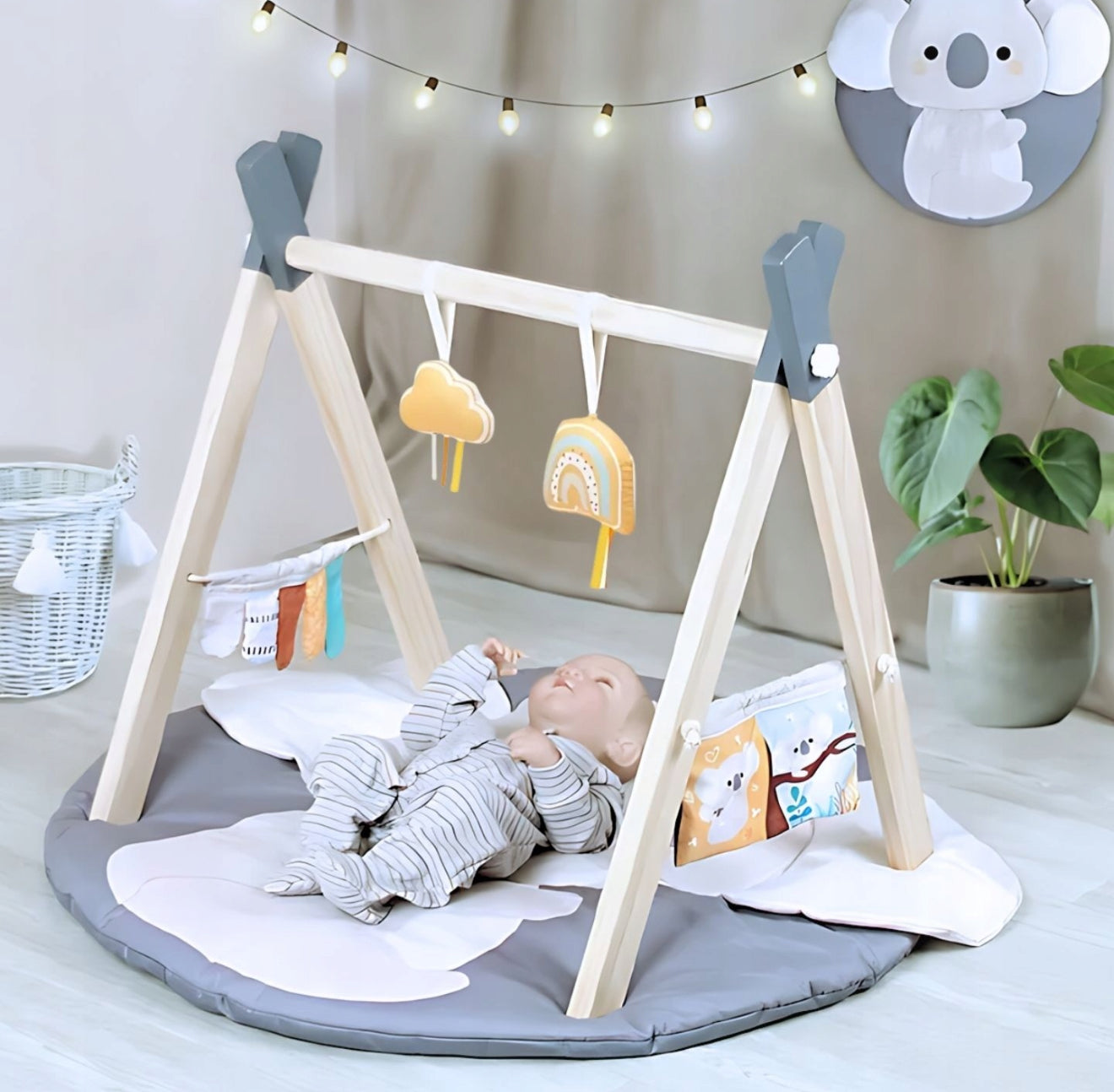 Lavinamasis interaktyvus kilimėlis kūdikiams „Koala“ su medine arka ir žaisliukais