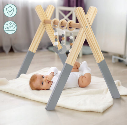 „Mamabrum Baby Gym“ - Medinis edukacinis žaidimų stovas kūdikiams