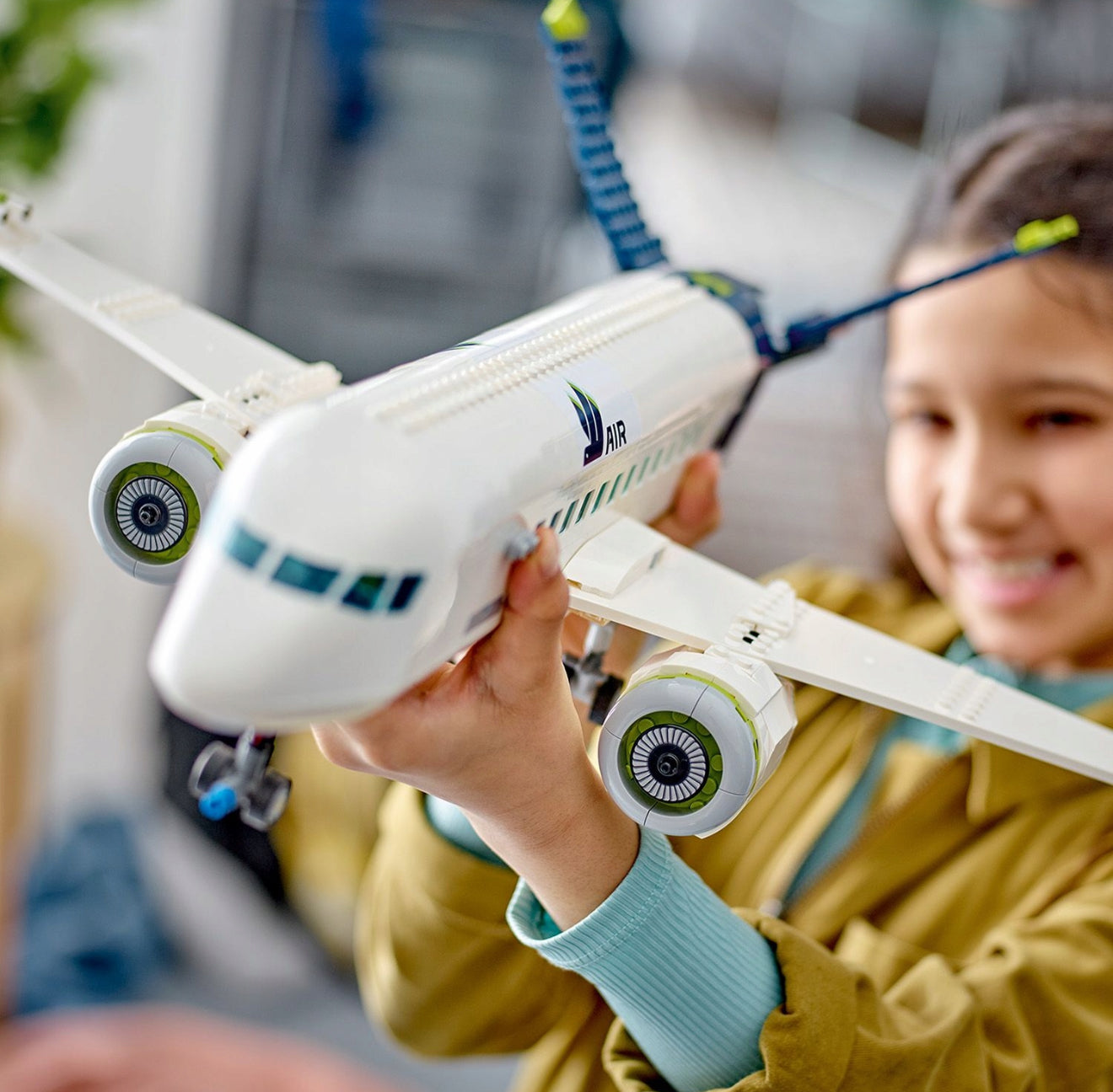 LEGO City Keleivinis lėktuvas – orlaivio rinkinys su oro uosto transportu ir figūrėlėmis