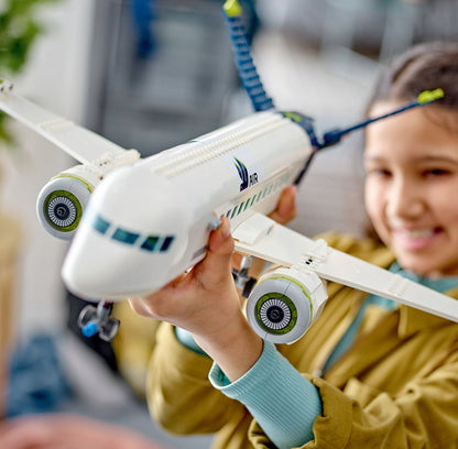 LEGO City Keleivinis lėktuvas – orlaivio rinkinys su oro uosto transportu ir figūrėlėmis