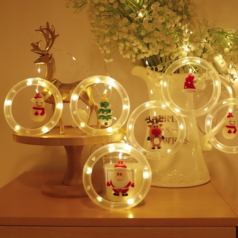 Kalėdinės užuolaidinės LED lemputės su vitražiniais personažais – Kalėdų Senelis, sniego seniai ir eglutės (108 LED, 3 m)