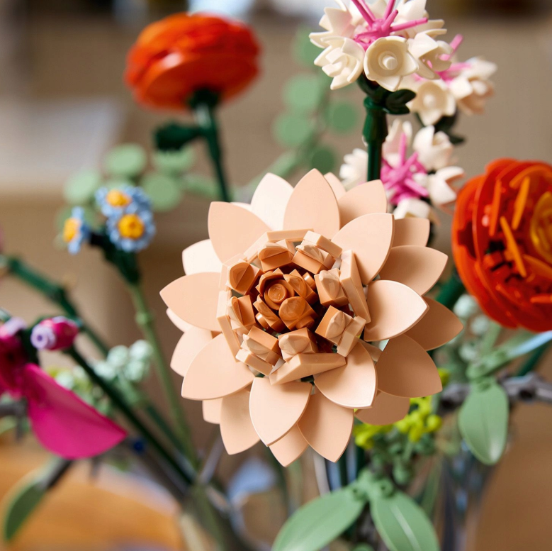 LEGO Botanicals 10342 – Rožinis Gėlių Puokštės Rinkinys